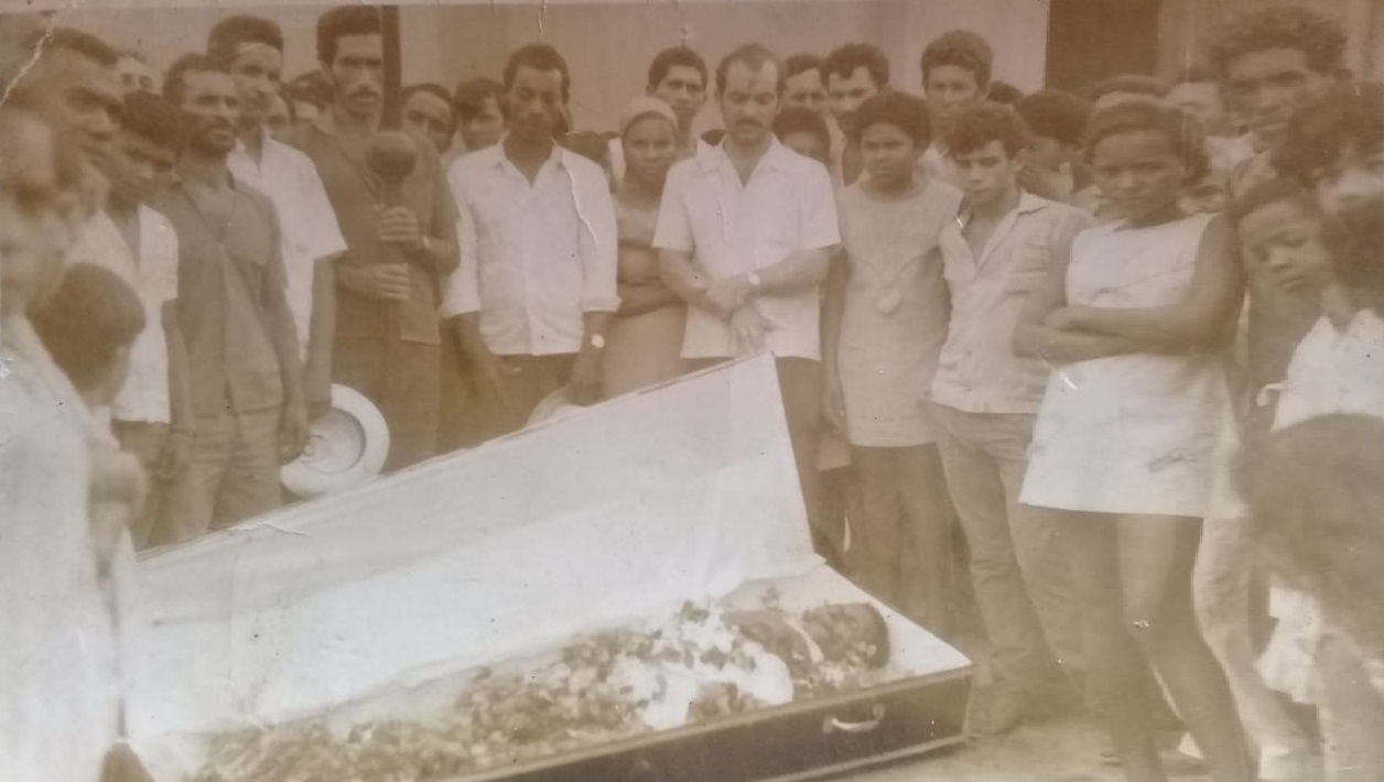 Sepultamento de Cassiano Manoel de Souza, no Cemitério Velho de Tacaratu, Pernambuco. Foto: 1972